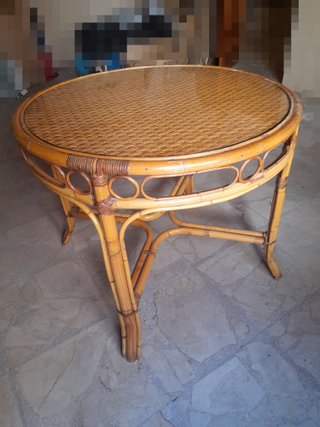Conjunto de mesa y sillas de mimbre