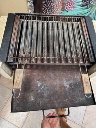 Barbacoa de piedra y metal