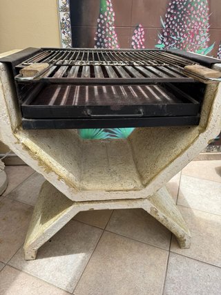 Barbacoa de piedra y metal