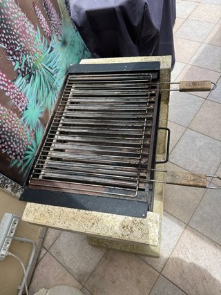 Barbacoa de piedra y metal