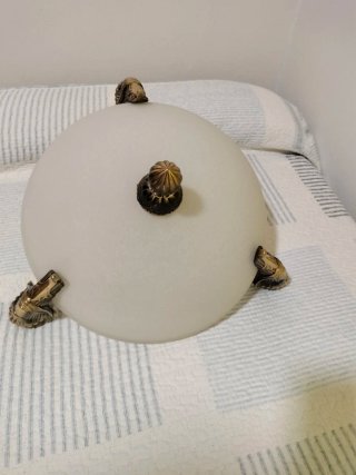 Lámpara de techo colgante dorada y blanca