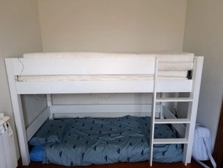 Litera blanca con escalera