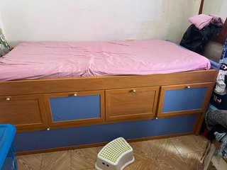 Cama de madera con cajones