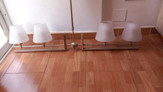 Lámpara de salón plateada y blanca
