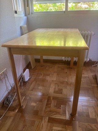 Mesa de comedor de madera