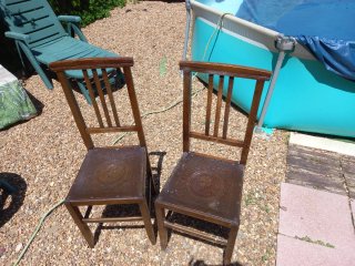 Sillas de madera con asiento repujado