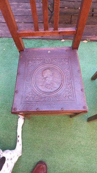 Sillas de madera con asiento repujado