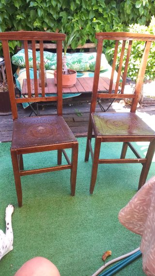 Sillas de madera con asiento repujado