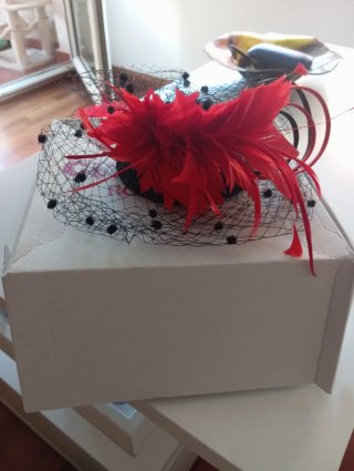 Tocado de fiesta con plumas rojas