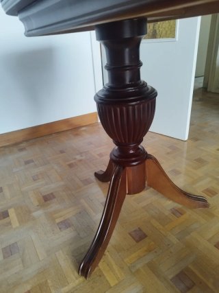 Mesa de comedor de madera oscura