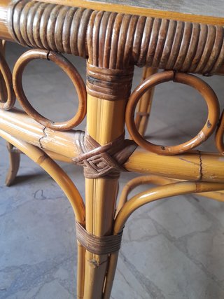 Conjunto de mesa y sillas de mimbre
