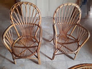 Conjunto de mesa y sillas de mimbre