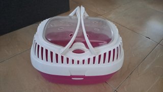Transportín para mascotas en color rosa y blanco.