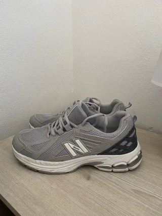 Zapatillas New Balance Grises y Blancas