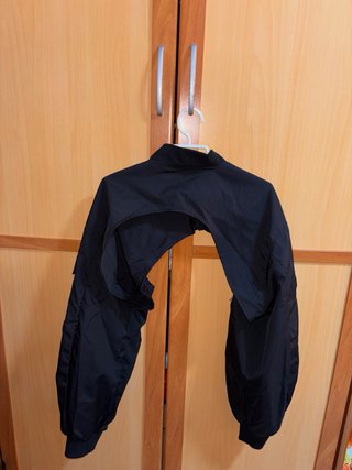 Chaqueta negra bomber cropped