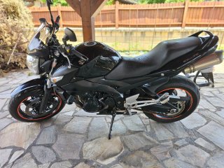 Suzuki GSR 600 Negra