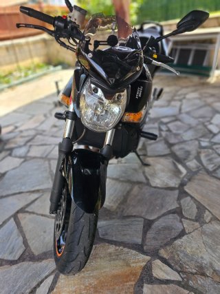 Suzuki GSR 600 Negra