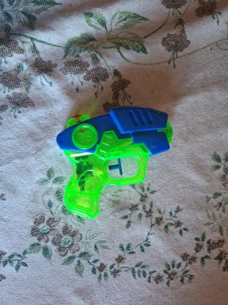 Pistola ad acqua blu e verde