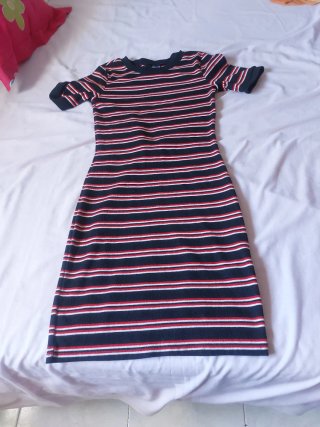 Vestido de punto a rayas manga corta .  Nuevo