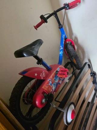 Bicicleta infantil roja y azul