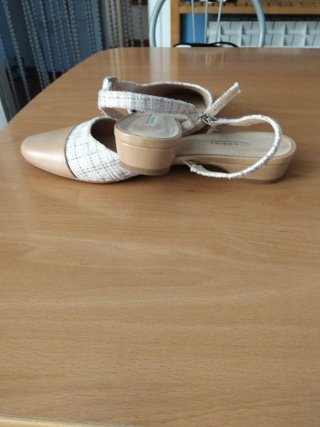 Zapatos planos destalonados beige