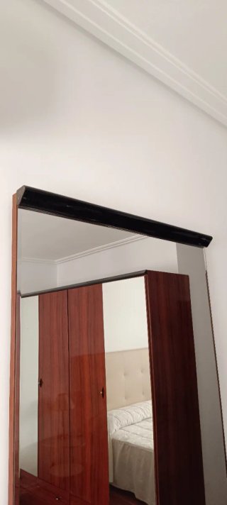 Espejo de pared con detalle negro