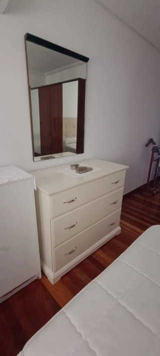 Espejo de pared con detalle negro