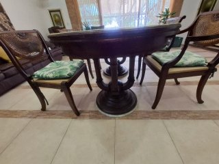 Mesa de comedor ovalada con 4 sillas