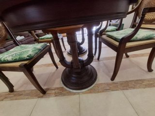 Mesa de comedor ovalada con 4 sillas