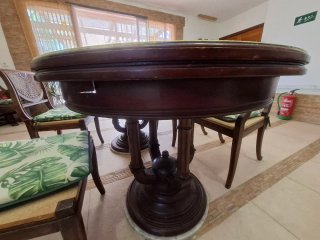 Mesa de comedor ovalada con 4 sillas