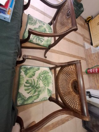 Mesa de comedor ovalada con 4 sillas