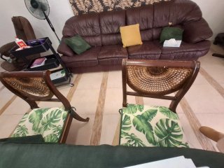 Mesa de comedor ovalada con 4 sillas