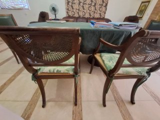 Mesa de comedor ovalada con 4 sillas
