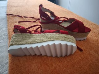 Cuñas rojas con cordones talla 37