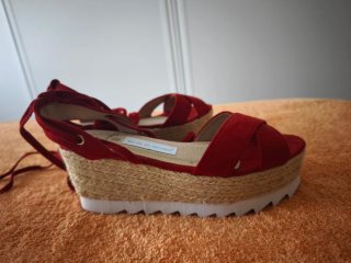 Cuñas rojas con cordones talla 37