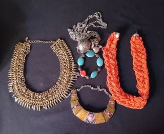 Lote de 4 collares y pulsera