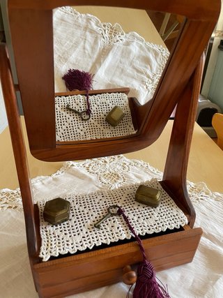 Mueblecito de madera con espejo