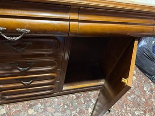 Mueble de madera con mármol