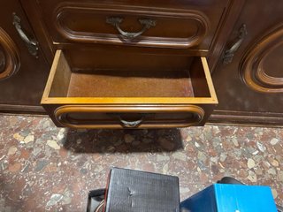 Mueble de madera con mármol