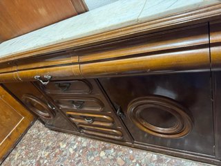 Mueble de madera con mármol