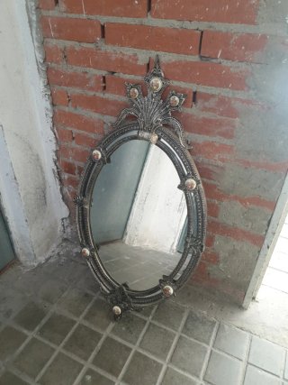 Espejo Ovalado Clásico con Detalles Porcelana