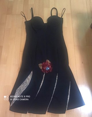 Vestido de fiesta negro con flor