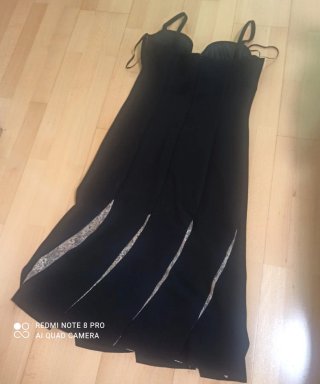 Vestido de fiesta negro con flor