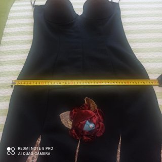 Vestido de fiesta negro con flor