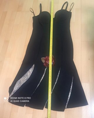 Vestido de fiesta negro con flor