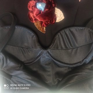 Vestido de fiesta negro con flor