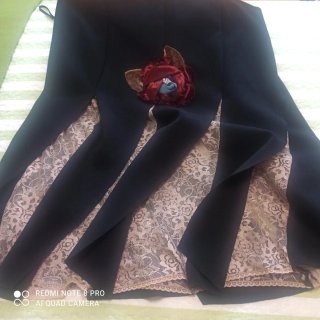 Vestido de fiesta negro con flor