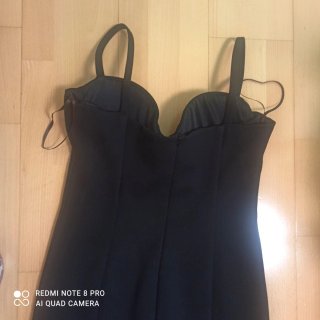 Vestido de fiesta negro con flor