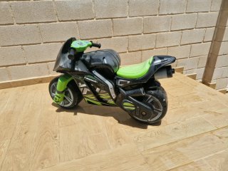 Moto Kawasaki Niño Negra y Verde