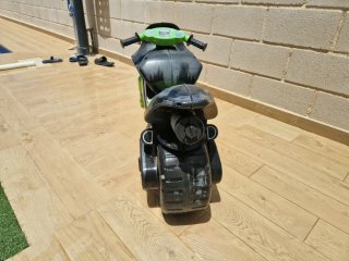 Moto Kawasaki Niño Negra y Verde